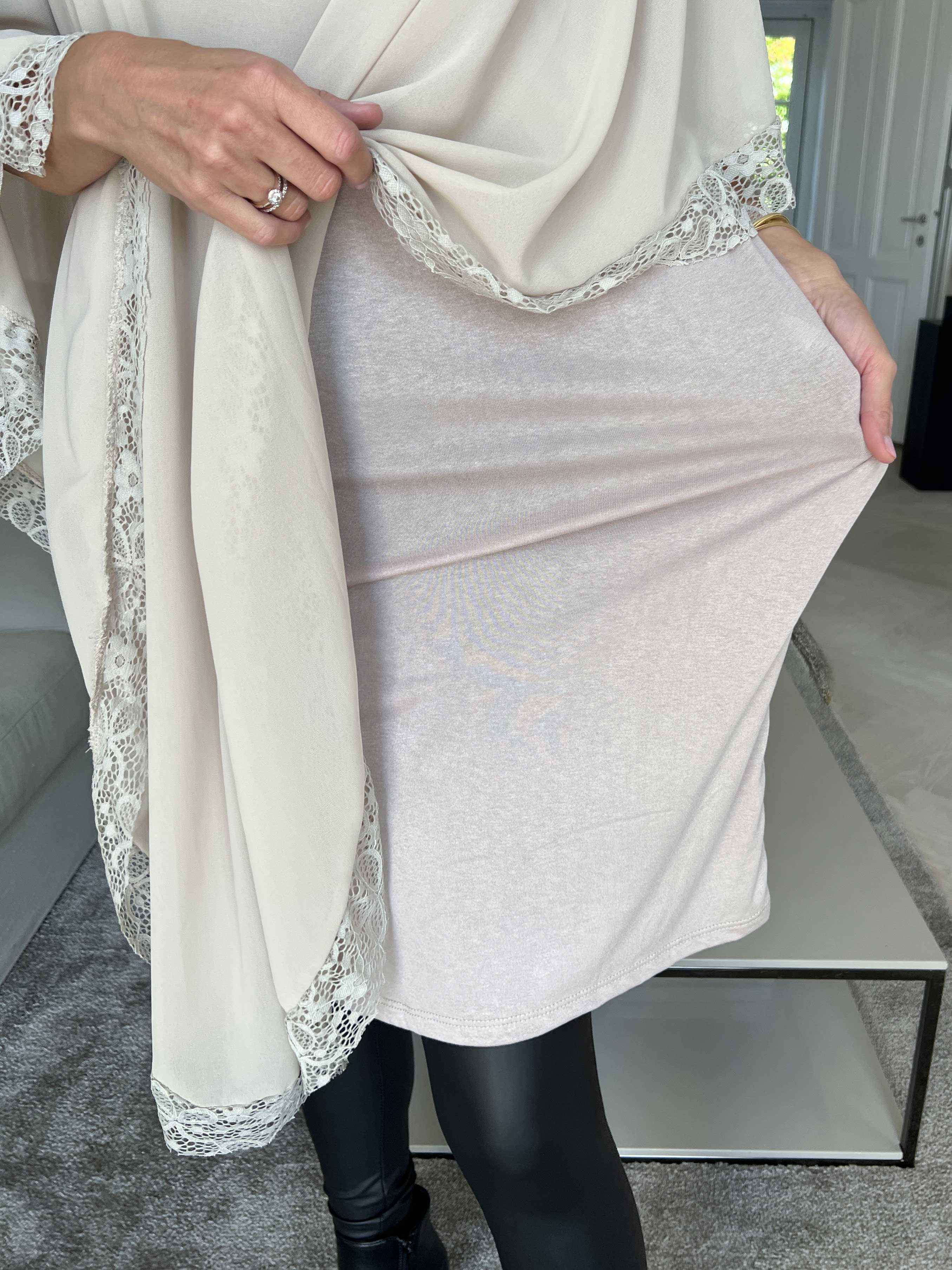 Kenya Edge - Tunikaklänning med chiffonglager och spetskant